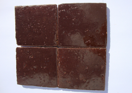 tomette terrre cuite emaillée marron serrée