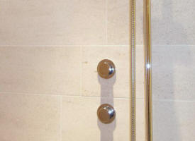 Lamelles murales pierre blanche claire mocca application salle de douche